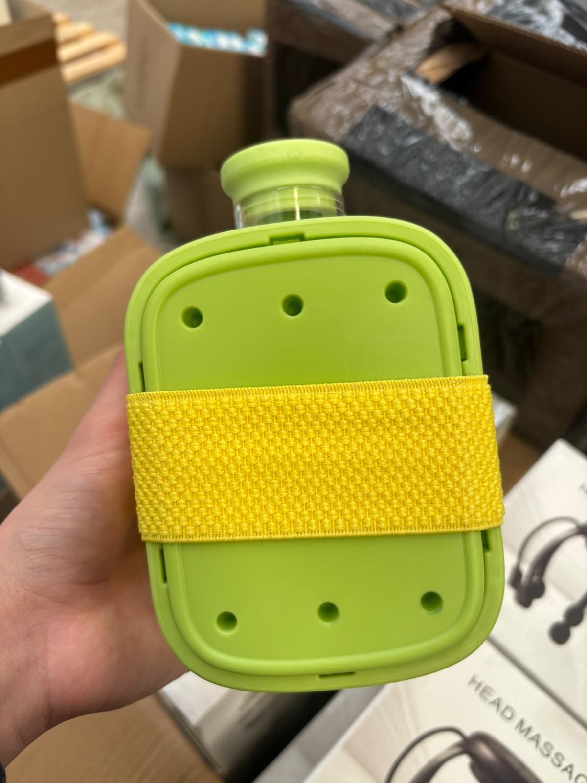 Foto real de la botella cubetera Ice Cube Box de 500 ml verde, vista de la cara con la base de silicona y su banda elástica amarilla — miniatura 8