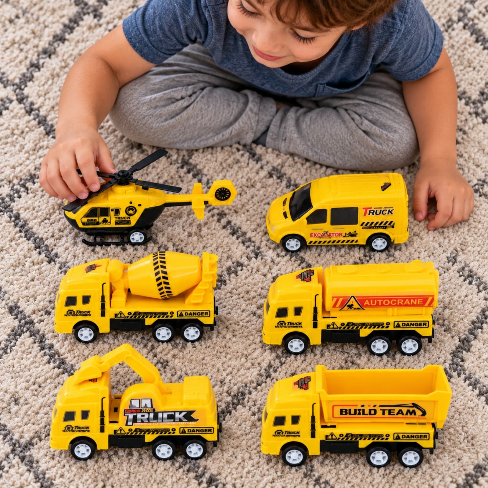 Niño jugando con los seis vehículos del set Zumo Engineering Car sobre una alfombra (imagen ilustrativa) — miniatura 4