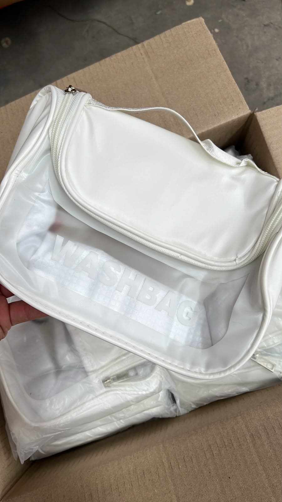 Frente del neceser blanco con inscripción WASHBAG y cierre — miniatura 5