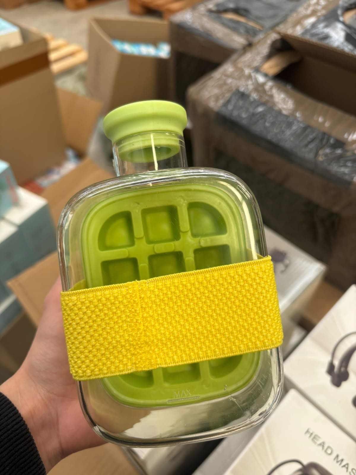 Foto real de la botella cubetera Ice Cube Box de 500 ml verde con su banda elástica amarilla, vista de la cara con las cavidades de hielo — miniatura 7