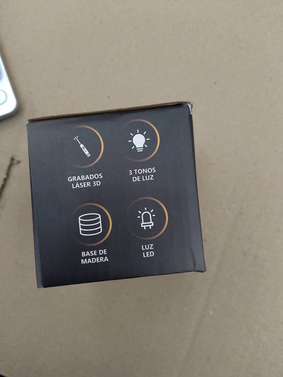 Foto real del lateral de la caja de la esfera con los íconos de grabado láser 3D, 3 tonos de luz, base de madera y luz LED — miniatura 10