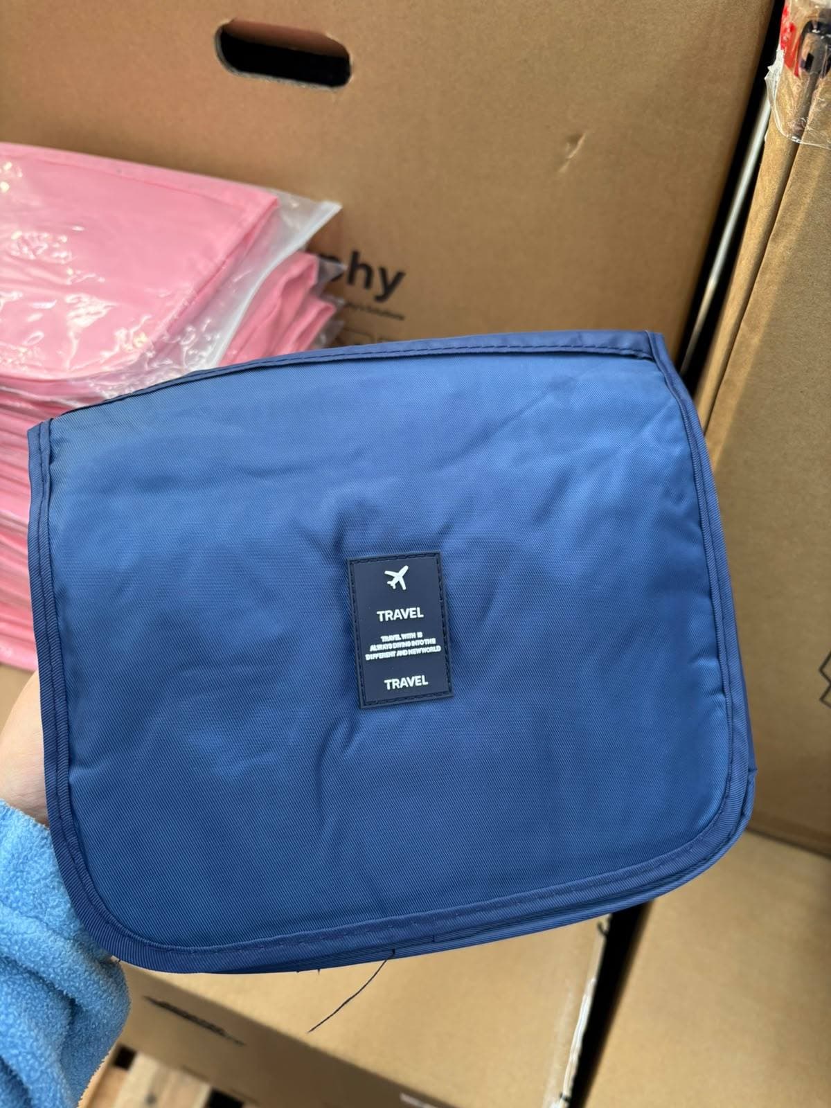 Foto real del organizador de viaje colgante azul, cerrado, con su etiqueta TRAVEL — miniatura 4