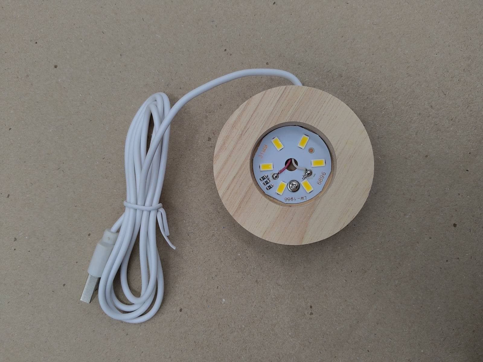 Foto real: base de madera con LED y cable USB, sin la esfera del diseño nube con lluvia — miniatura 4