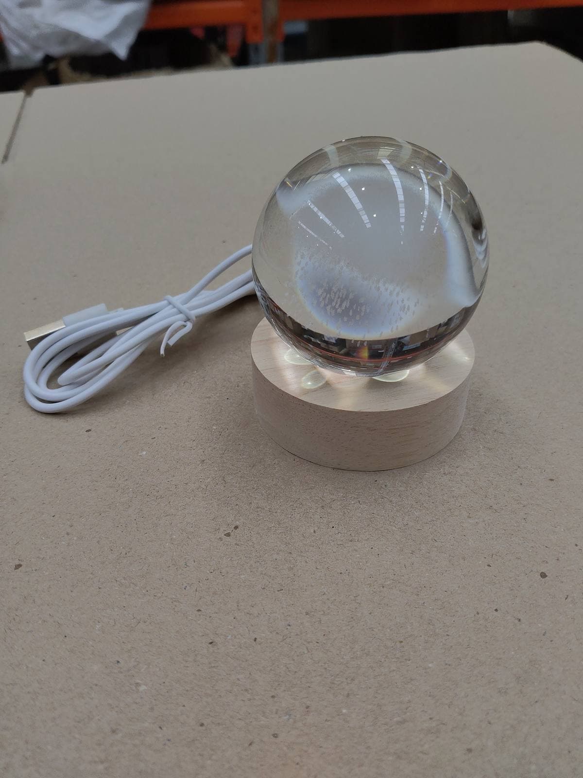 Foto real: esfera de cristal con nube y lluvia, base de madera y cable USB — miniatura 2