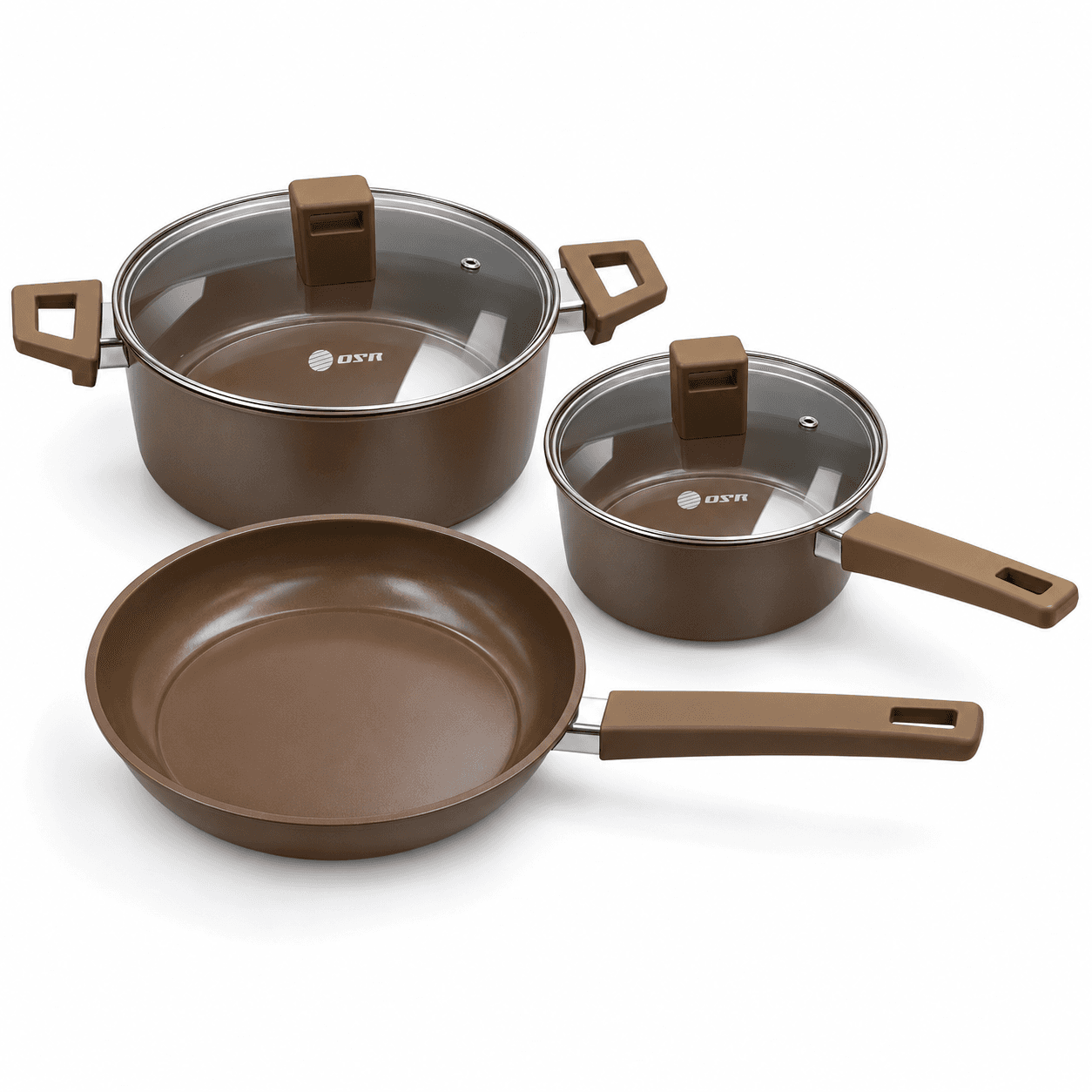 Set OSR marrón con olla, cacerola y sartén; dos tapas colocadas, sobre fondo blanco.