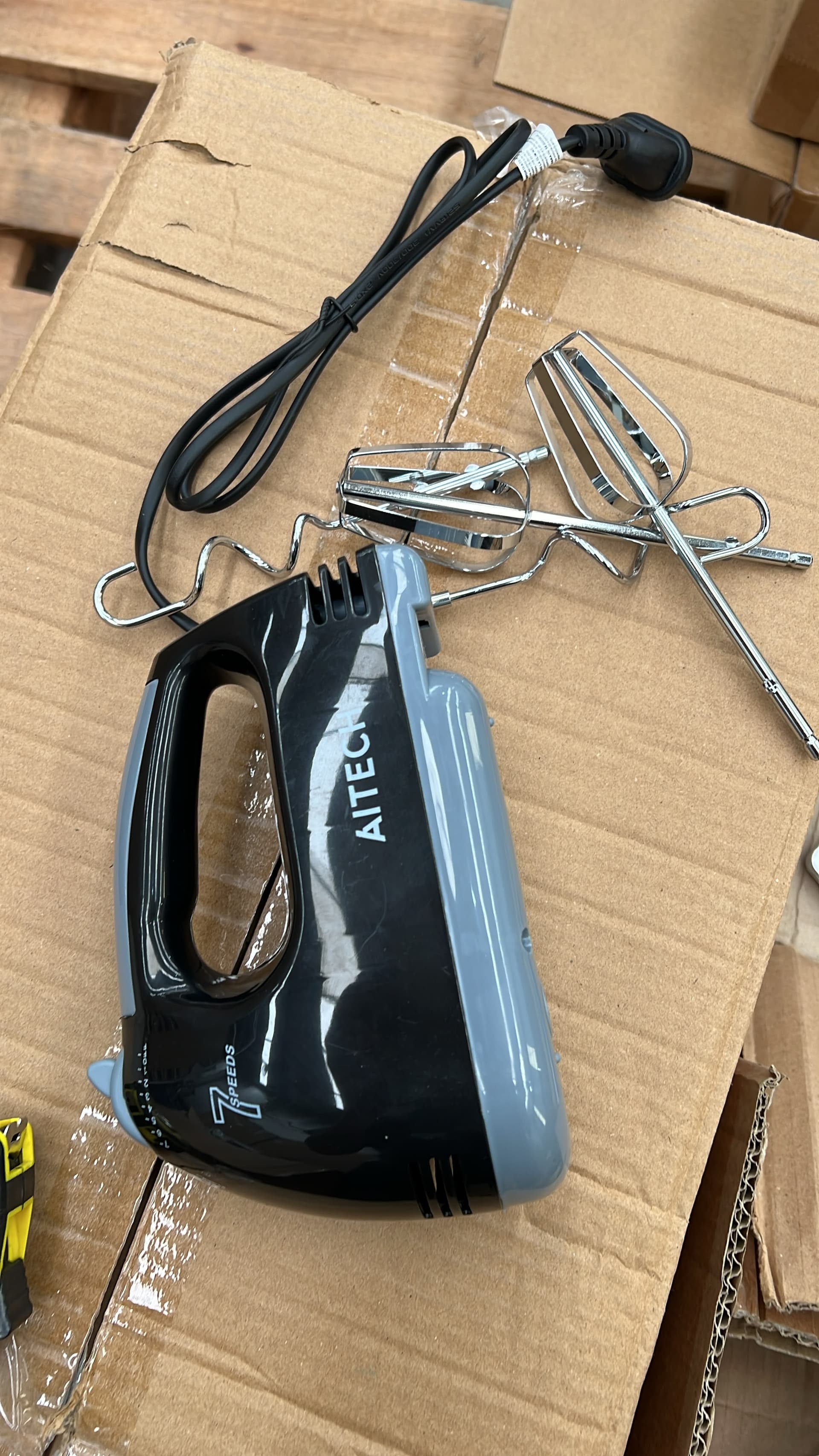 Batidora de mano Aitech PE-821 negra con sus batidores, ganchos para masa y cable (foto real) — miniatura 8