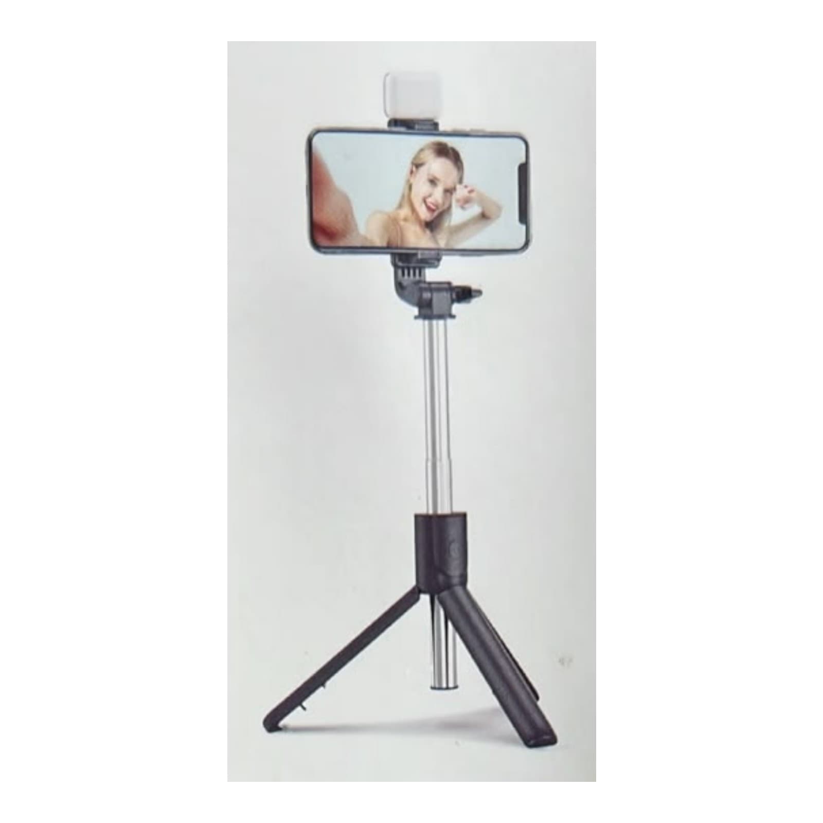 Ilustración del envase del selfie stick R1S en modo trípode, con las patas abiertas, el celular en horizontal y una luz LED blanca sobre la pinza, SOPTRIPCELN — miniatura 2