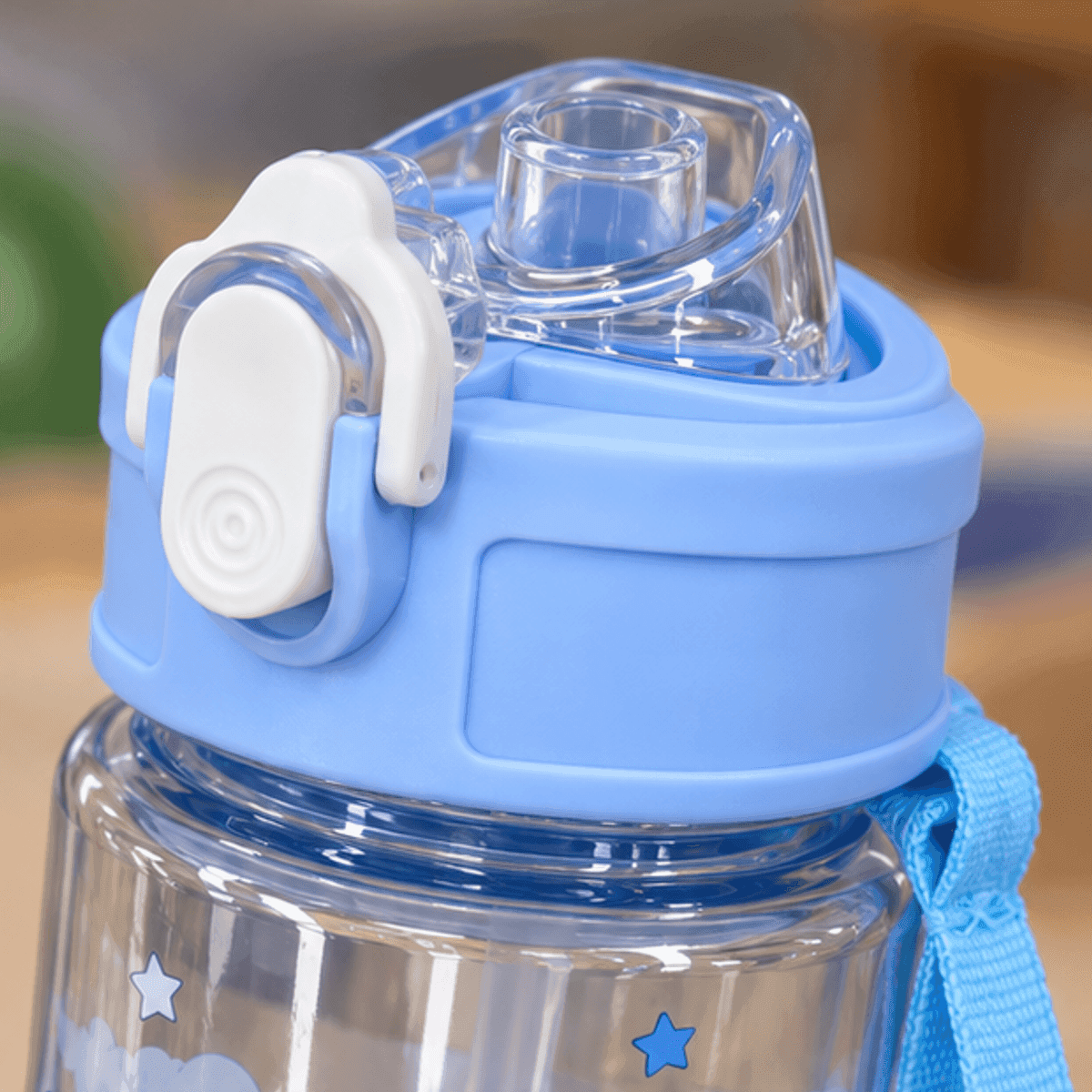 HANDOFF-48|BOTNIÑPLAST|03|5ba120e414ae|Botella Infantil 750 ml con Sorbete y Correa - Diseño Espacial - Celeste - Detalle ampliado del producto