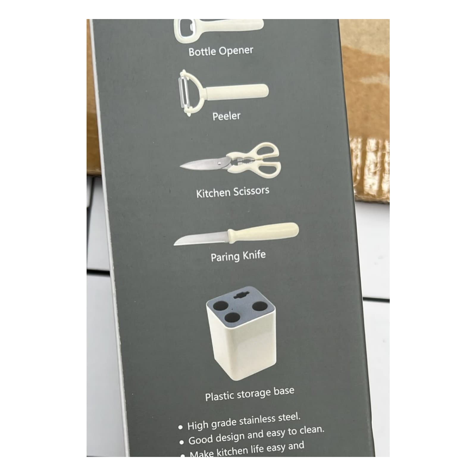Foto real de la caja del set con su contenido: Bottle Opener, Peeler, Kitchen Scissors, Paring Knife y Plastic storage base (abridor, pelador, tijera, cuchillo de pelar y base de guardado) — miniatura 6