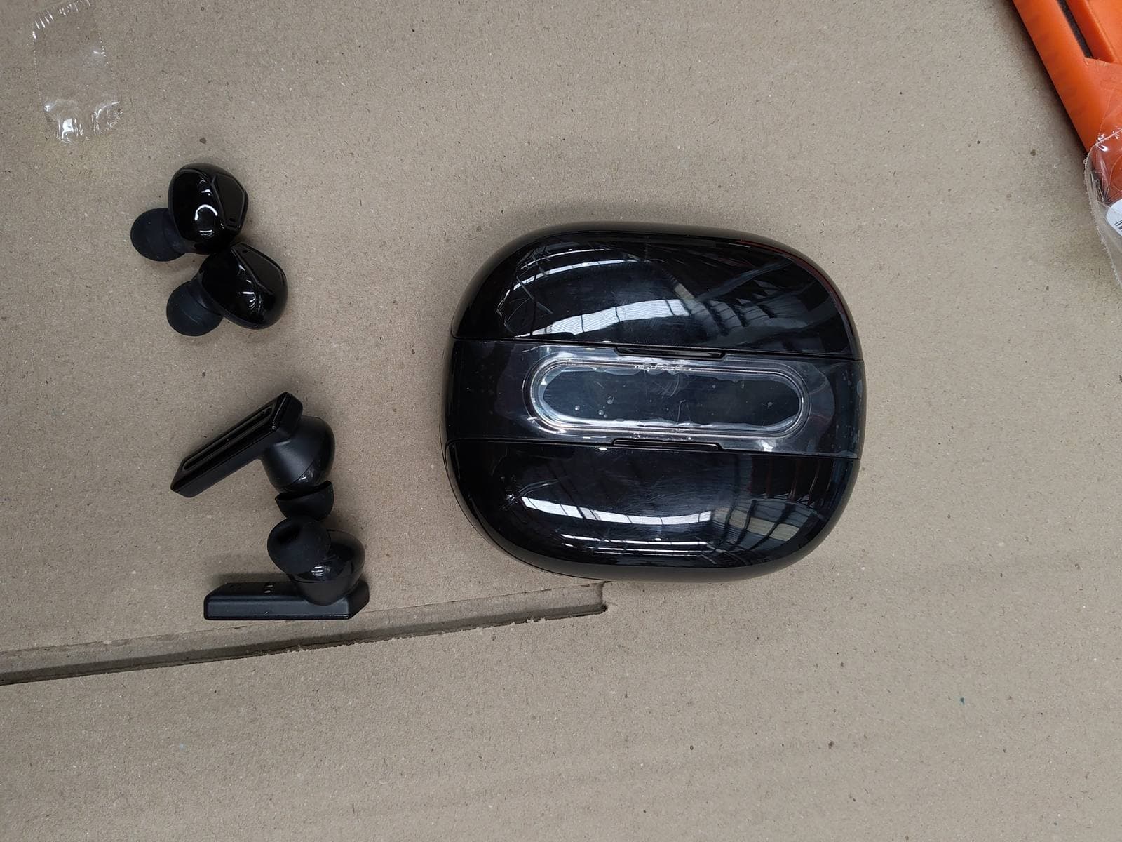 Foto real: estuche cerrado negro de los auriculares M56 junto a los auriculares — miniatura 6