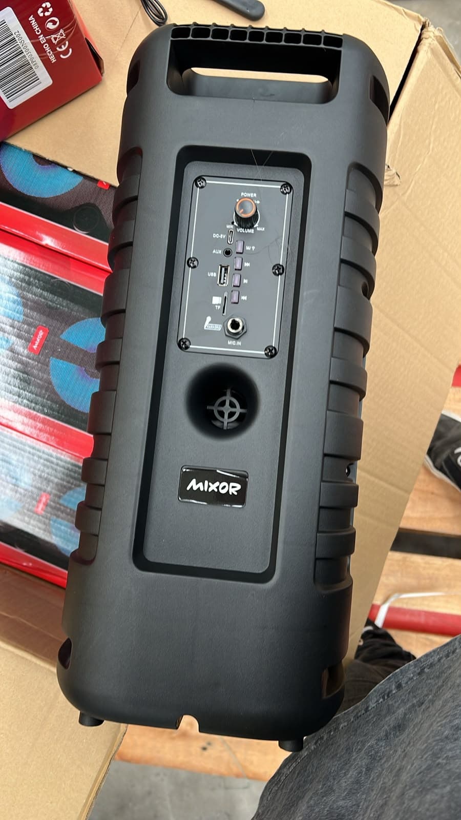 Panel trasero del parlante Mixor Eco con controles, conexiones y asa — miniatura 3