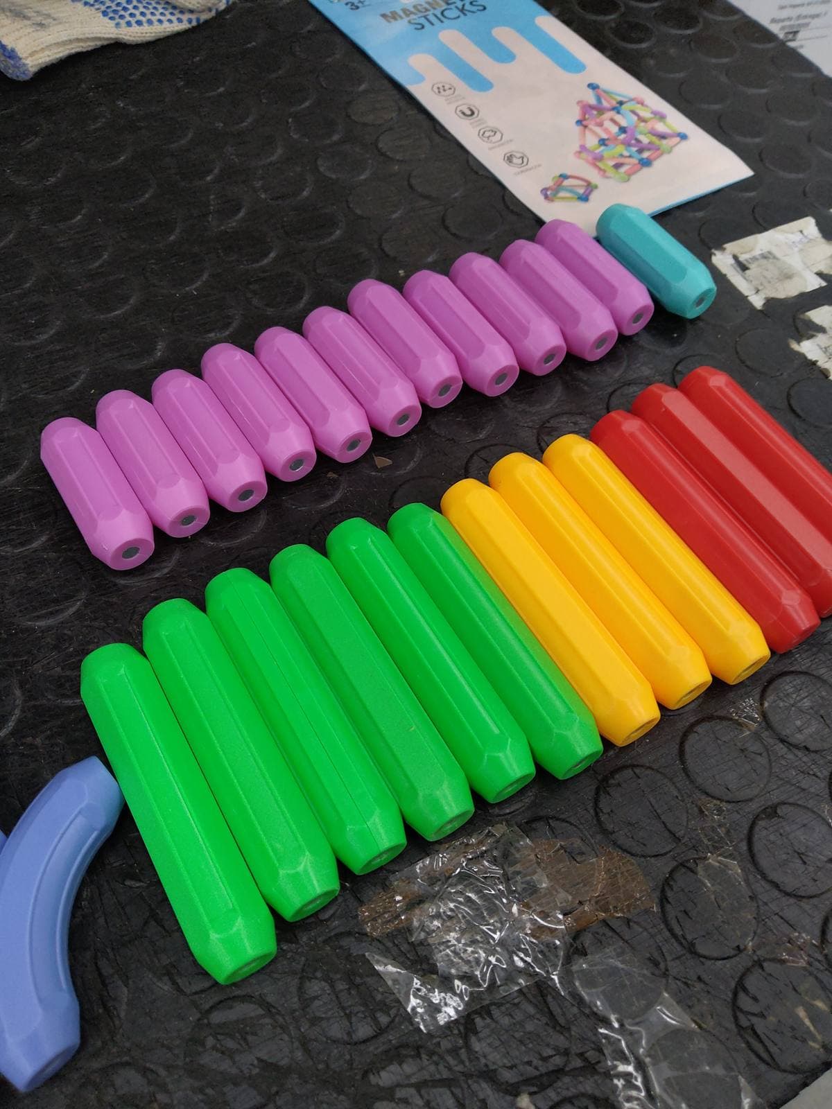 Foto real de las varillas magnéticas del juego de bloques Magnetic Sticks ordenadas sobre una mesa, JUEBLOMAGN — miniatura 8