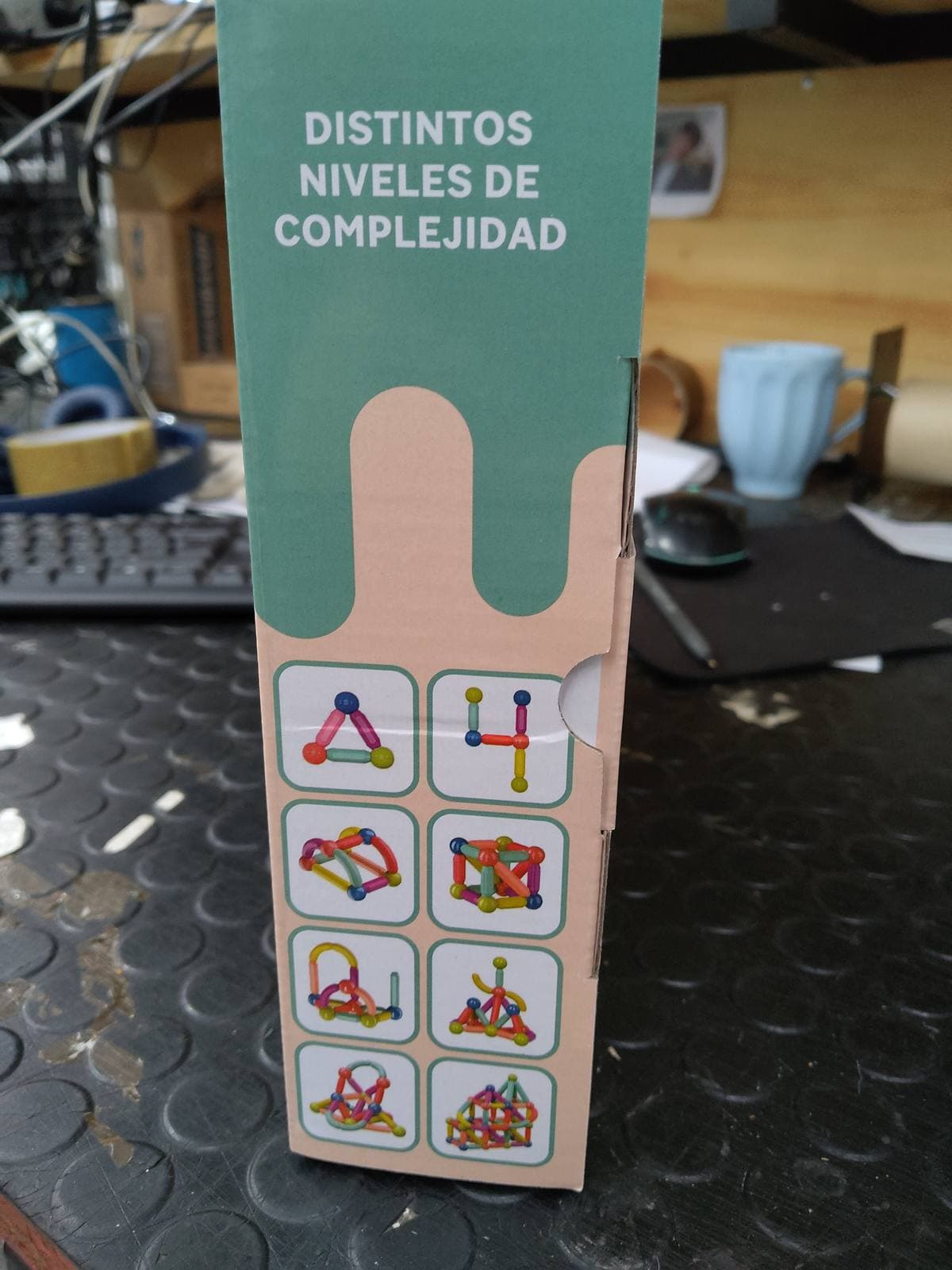 Foto real del lateral de la caja del juego Magnetic Sticks con las estructuras de distintos niveles de complejidad, JUEBLOMAGN — miniatura 11