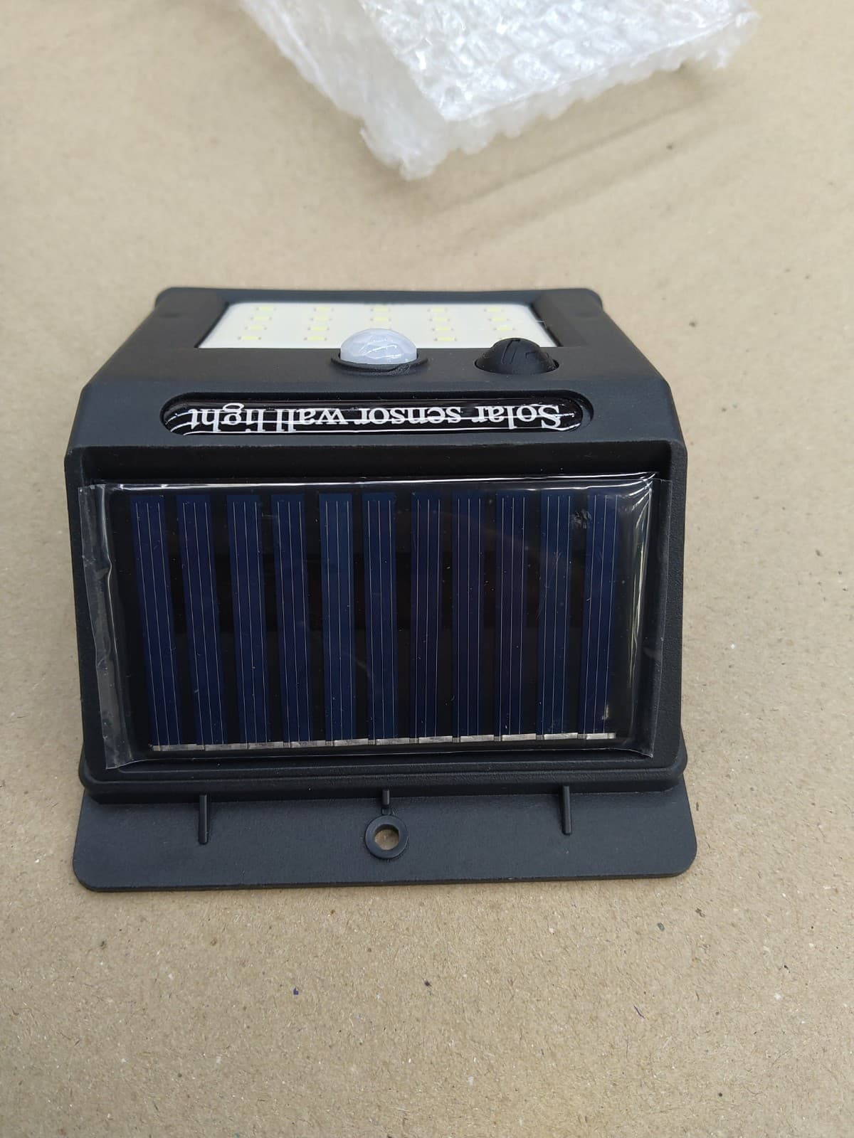 Reflector solar con 20 luces LED, foto real del depósito: panel solar y pestaña de fijación — miniatura 6