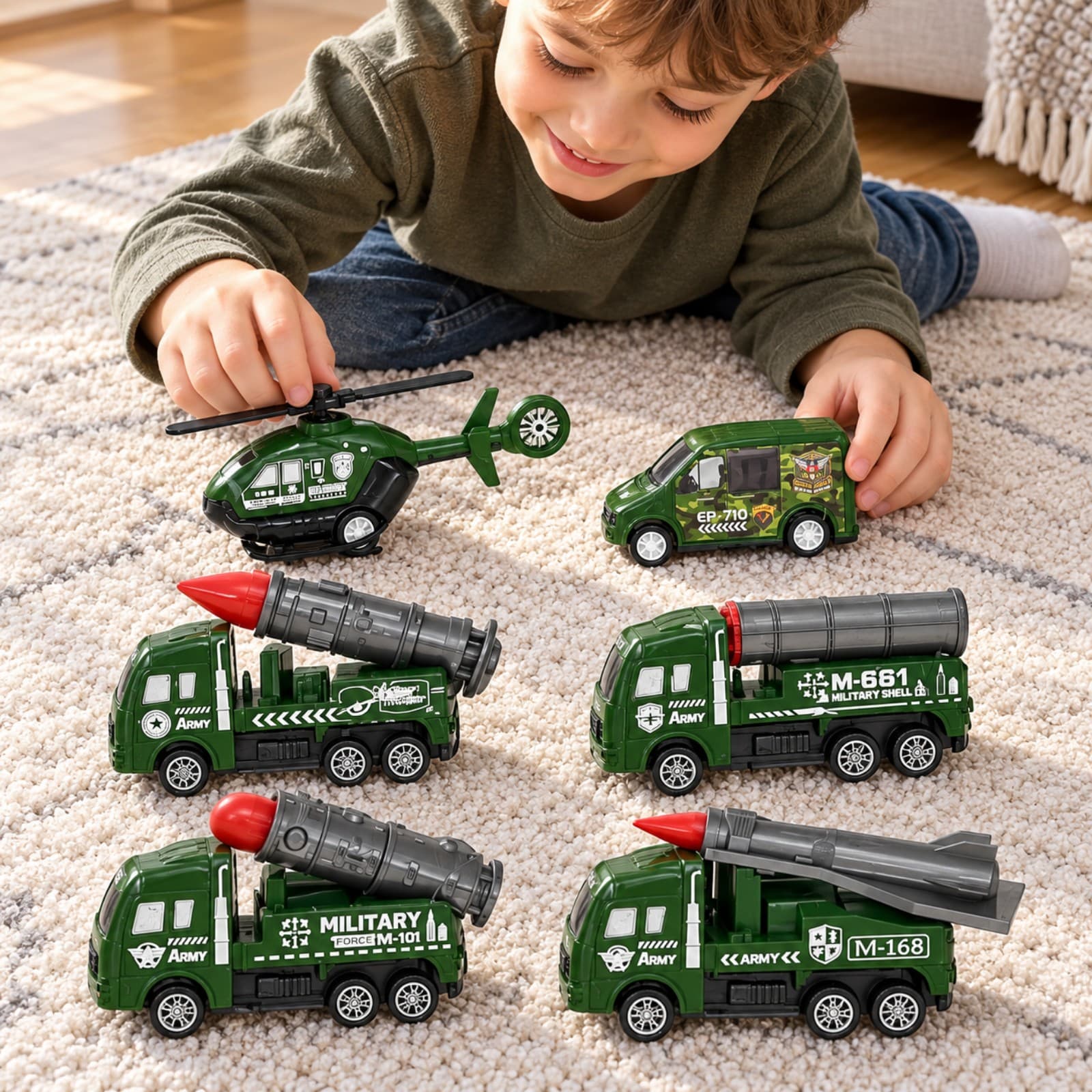 Niño jugando con los seis vehículos del set Zumo Military Troops sobre una alfombra (imagen ilustrativa) — miniatura 4