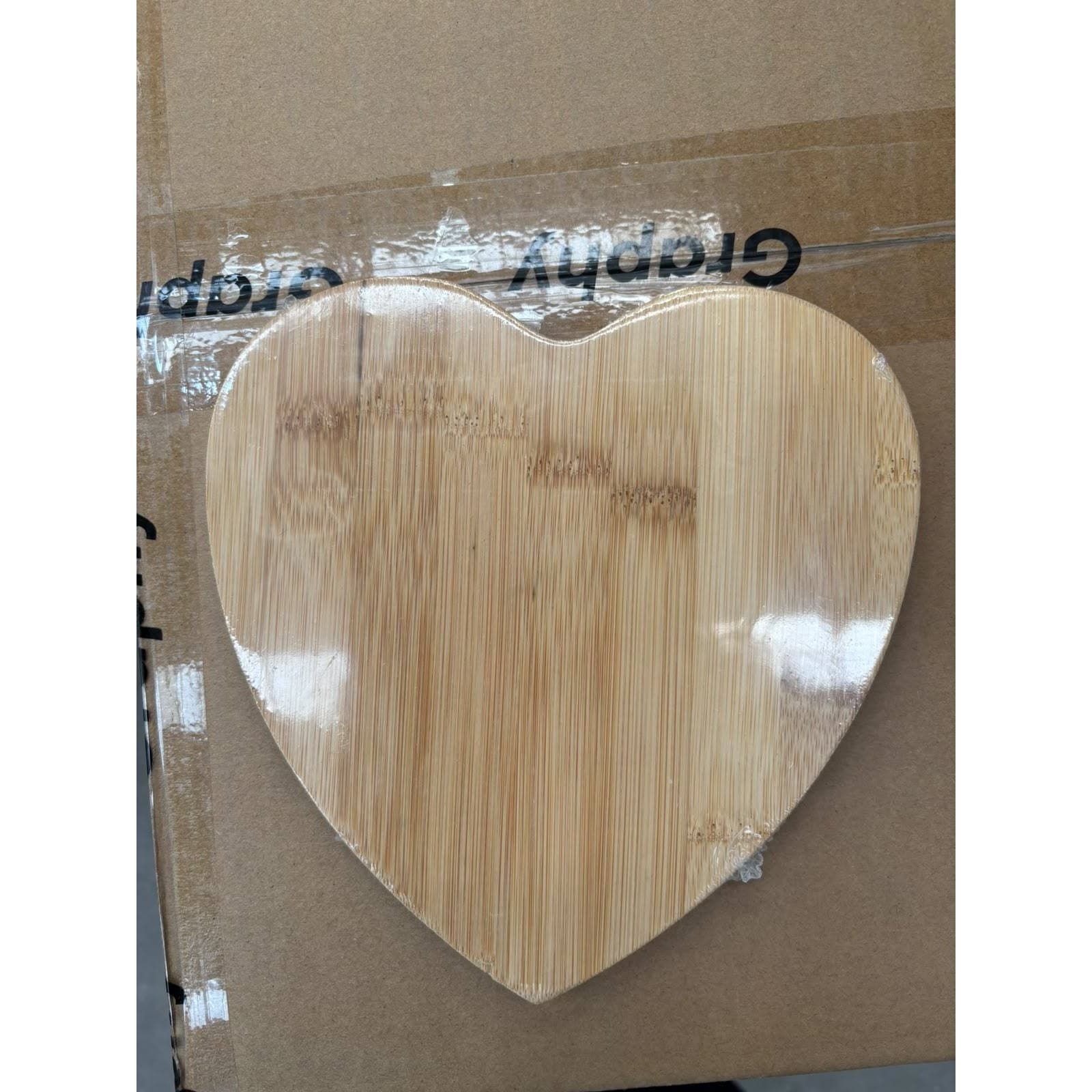 Reverso plano de la tabla de bambú en forma de corazón, foto del depósito — miniatura 6