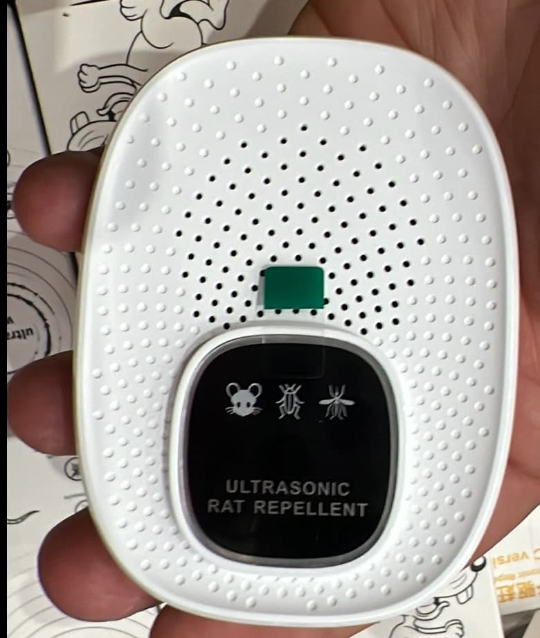 Foto real del repelente electrónico ultrasónico W27 blanco en la mano, con el panel «ULTRASONIC RAT REPELLENT», REPPLAGAB — miniatura 7