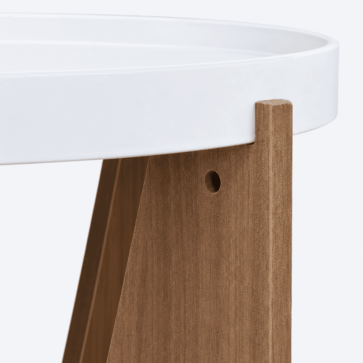 Detalle del borde circular blanco y unión visual con panel marrón de la mesa.