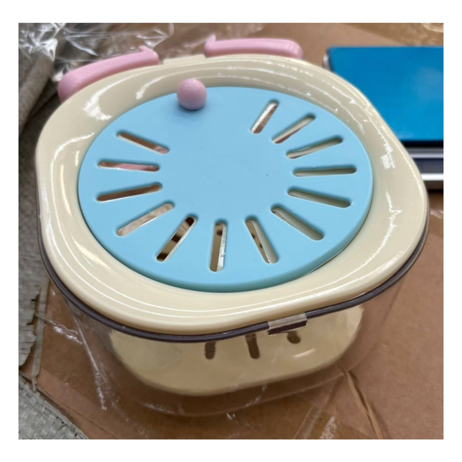 Colador escurridor con recipiente y tapa celeste, foto real: recipiente transparente, canasto colador beige adentro y tapa con disco de silicona celeste ranurado, perilla y broches rosados, COLESCC — miniatura 4