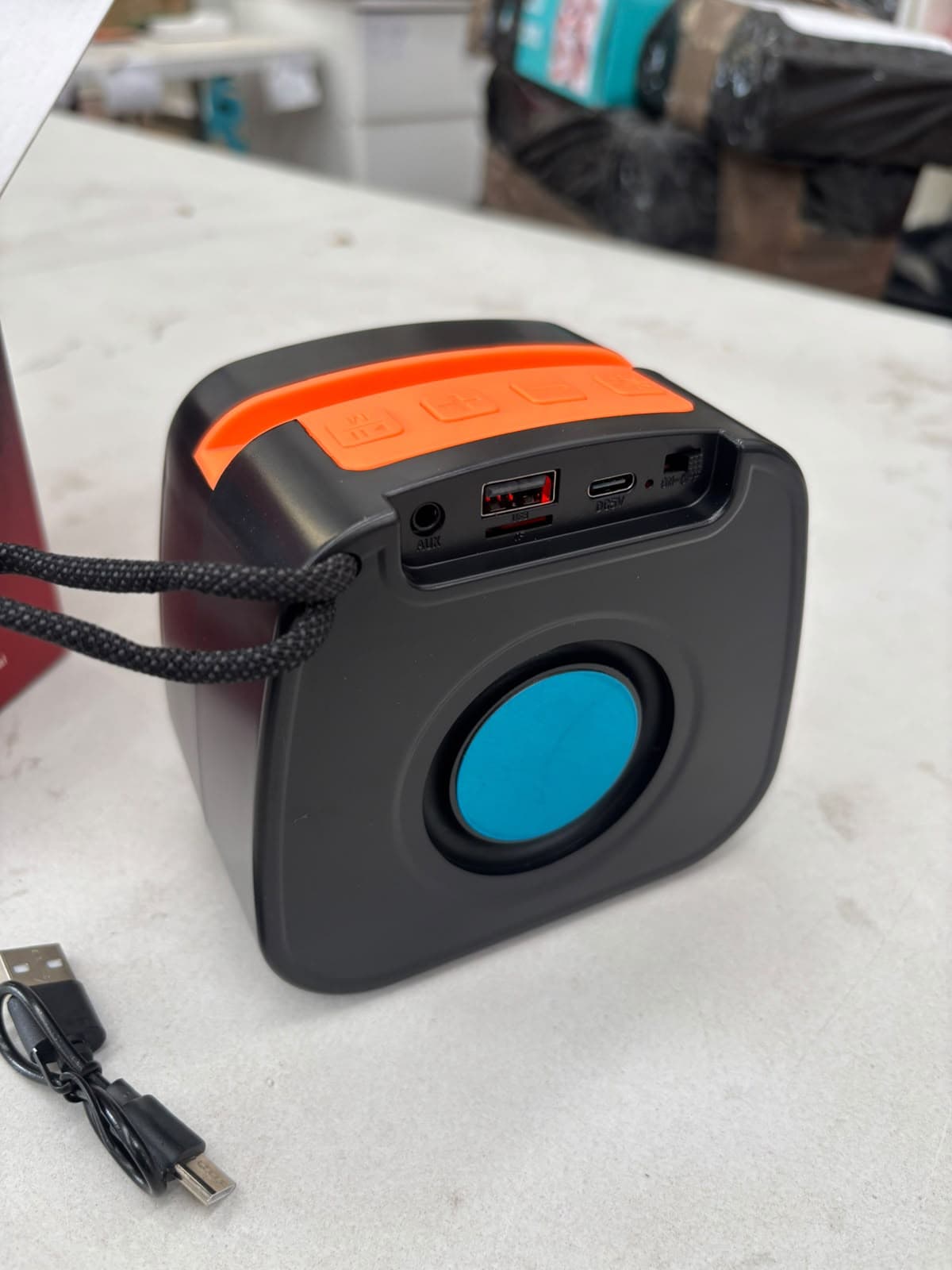 Foto real de la parte trasera del parlante Mixor Recuerdo negro con sus entradas AUX, USB, TF y puerto de carga — miniatura 5