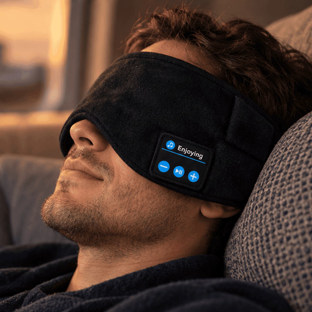 HANDOFF-48|DSH1-077|07|b5c6ed268278|Antifaz Bluetooth con Auriculares para Dormir - Negro - Escena editorial aspiracional