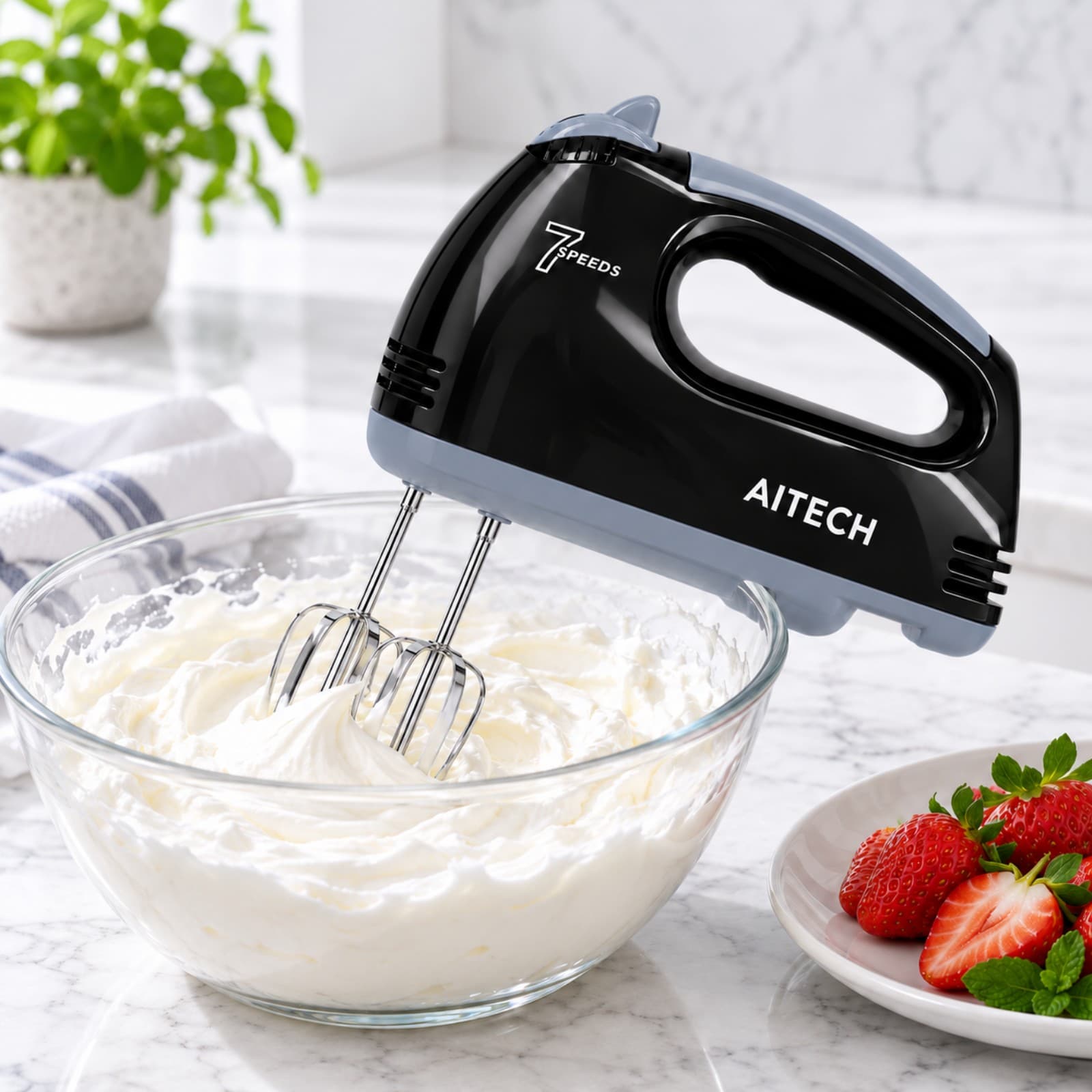 Batidora de mano Aitech PE-821 batiendo crema en un bowl de vidrio (imagen ilustrativa) — miniatura 6