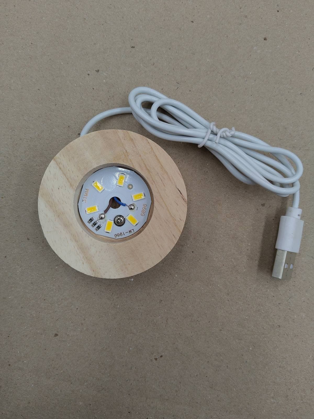 Foto real de la base de madera con luz LED y cable USB, sin la esfera — miniatura 8