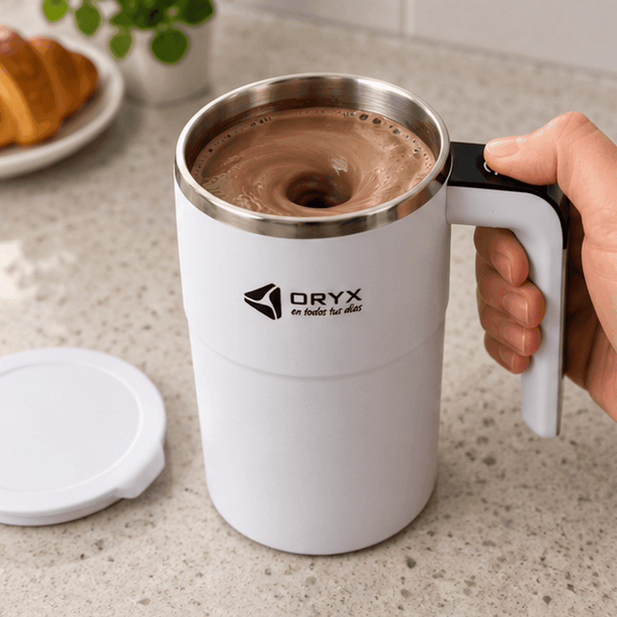 HANDOFF-48|TAZAMEZCAUT|02|f6107f495c08|Taza Mezcladora Automática Oryx Recargable USB - Única - Producto en contexto de uso