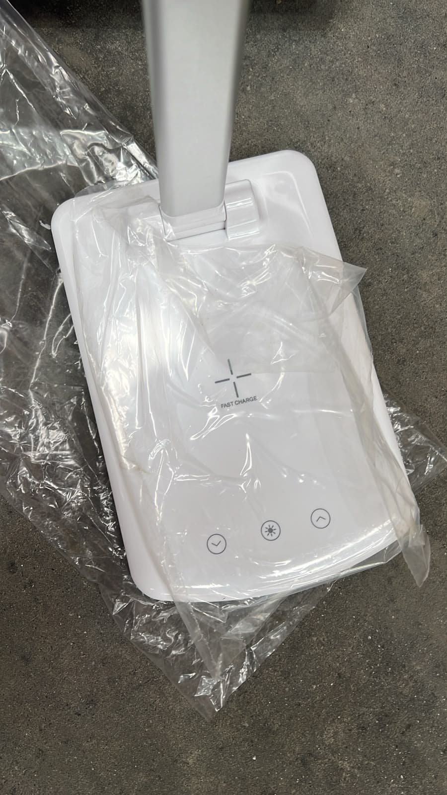 Base de la lámpara con la marca de carga inalámbrica FAST CHARGE y tres botones táctiles (foto real), LAMPLEDPLEGABL — miniatura 7