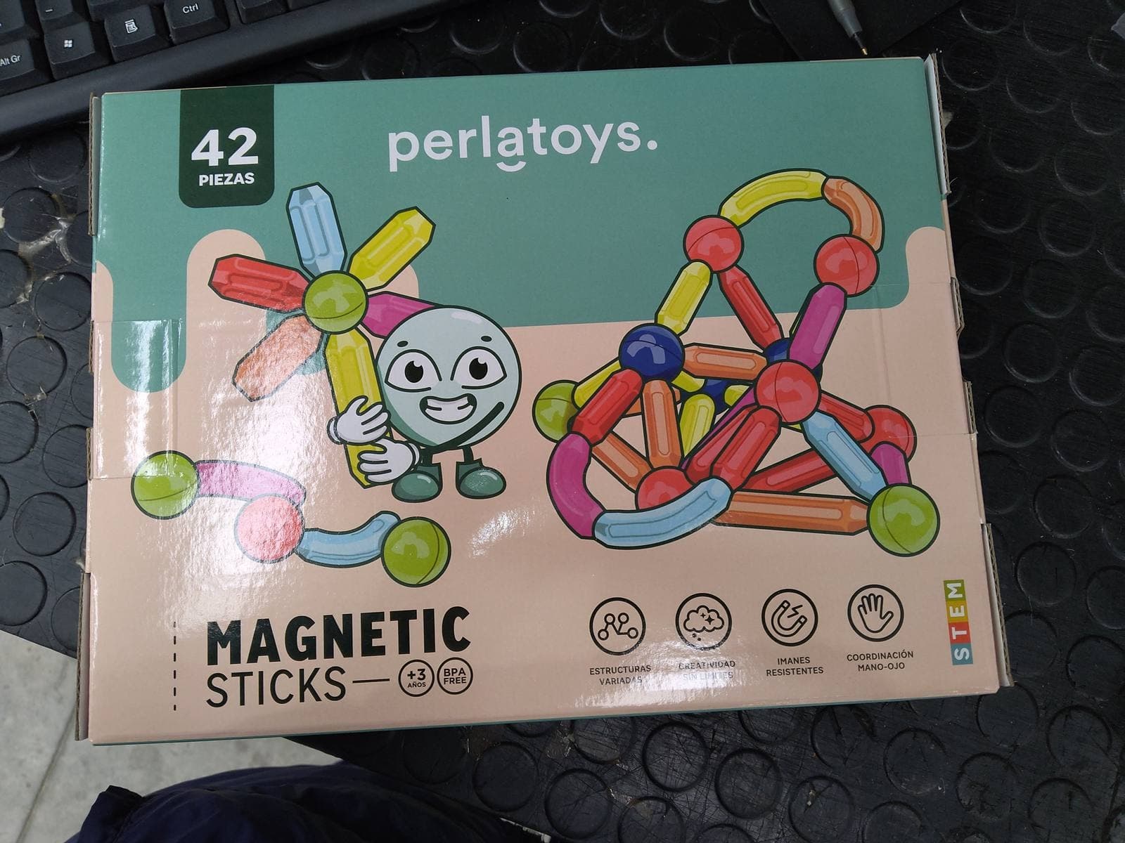 Foto real de la caja del juego de bloques magnéticos Magnetic Sticks de 42 piezas, vista de frente, JUEBLOMAGN — miniatura 9