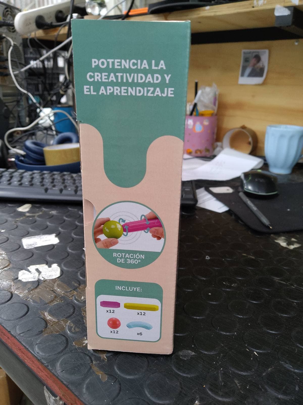 Foto real del lateral de la caja del juego Magnetic Sticks con las piezas que incluye, JUEBLOMAGN — miniatura 10