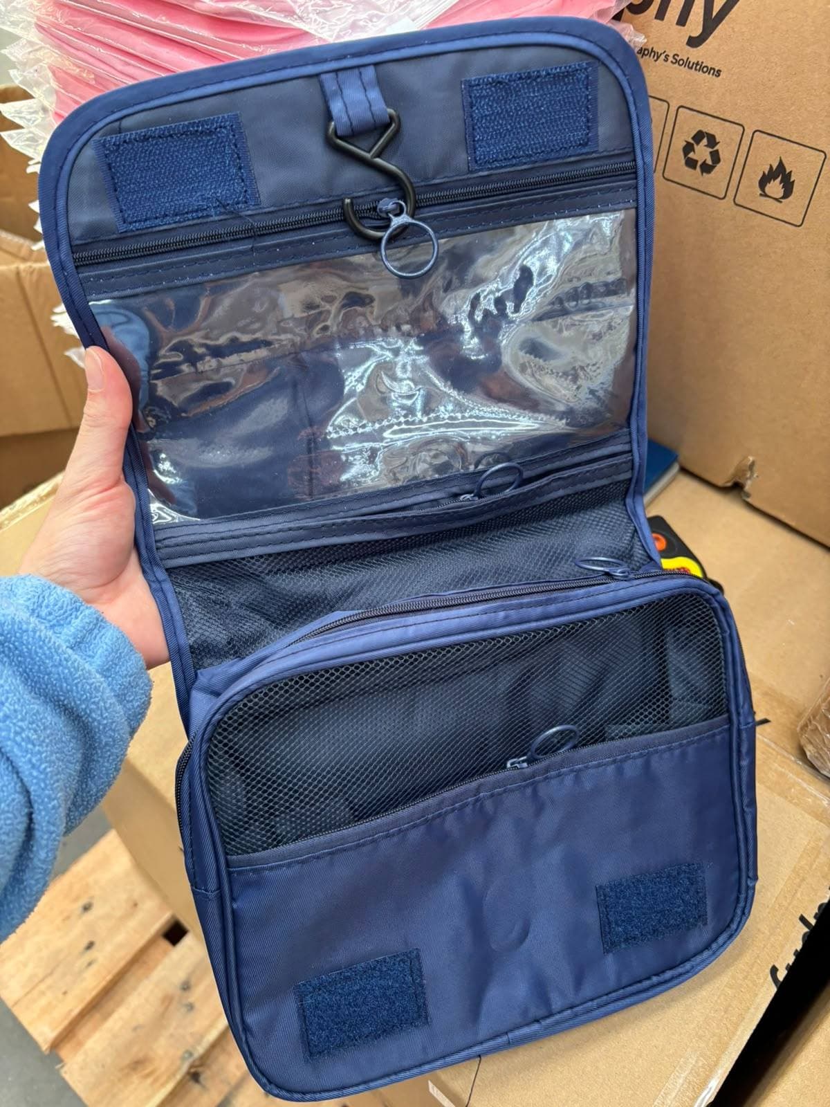 Foto real del organizador de viaje colgante azul abierto, con su gancho, el bolsillo transparente, el de malla y el frontal — miniatura 5