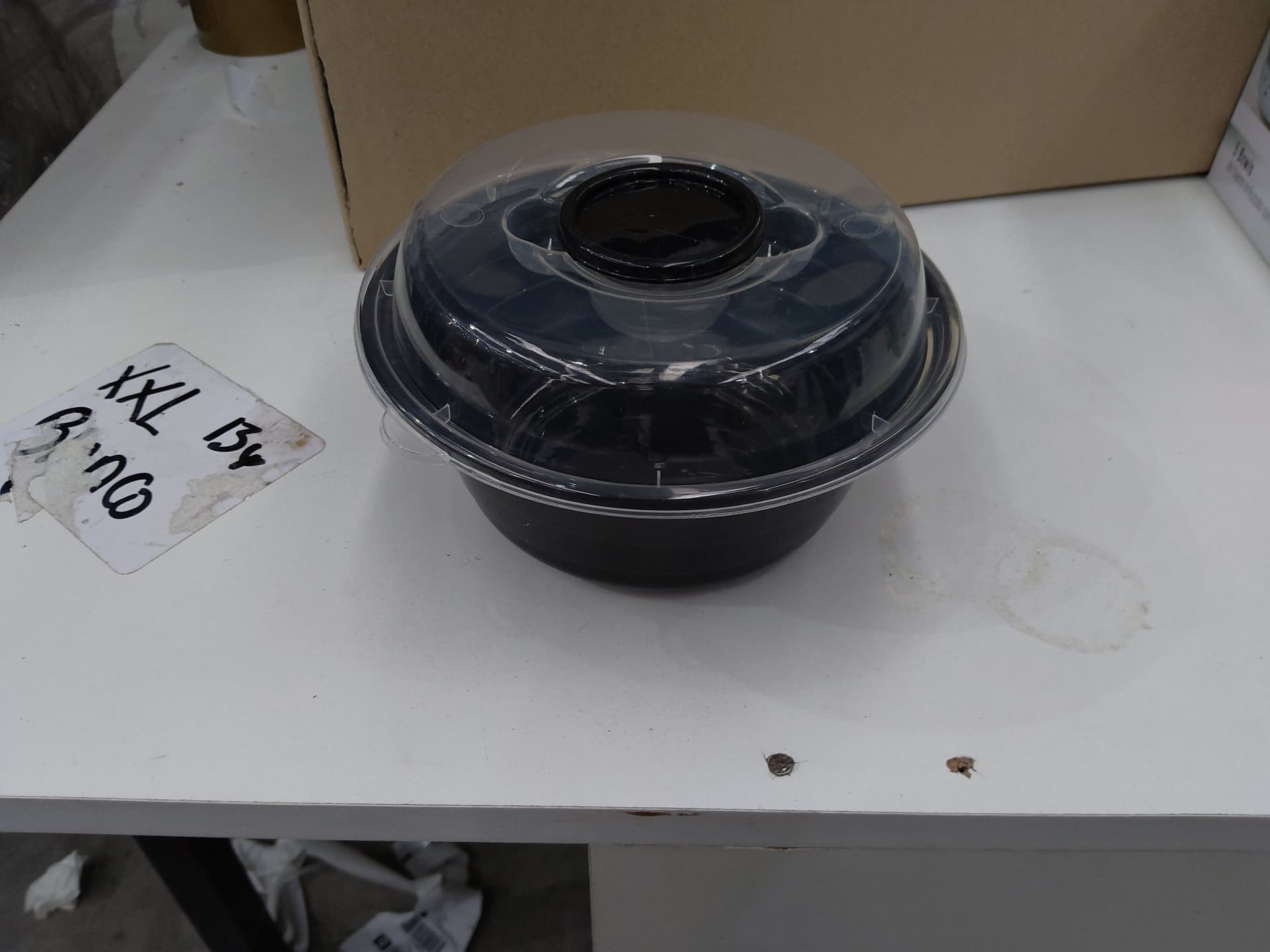 Recipiente redondo Oryx negro con tapa y vasito central |UT-00020|