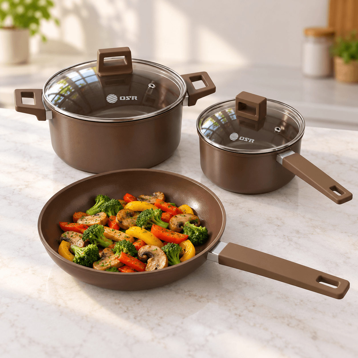 Set OSR en mesada de cocina con vegetales de ambientación en la sartén.