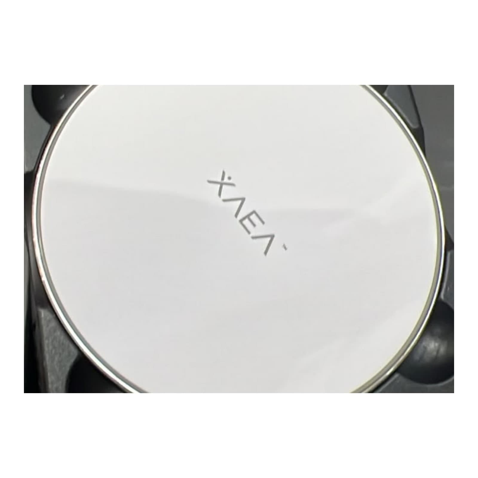 Primer plano de la base de carga inalámbrica XAEA Xpiral blanca con borde plateado y la marca XAEA grabada en el centro, CARXPIRAL — miniatura 2